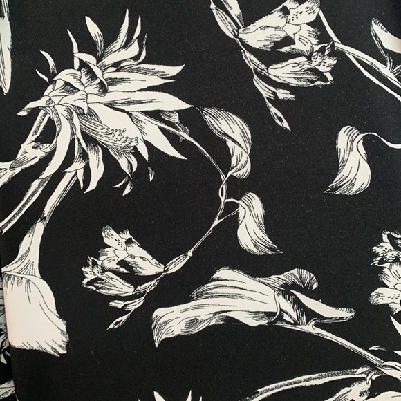 White House Black Market Floral Wide Leg Pants in
Midnight Bloom - Picture 5 of 8